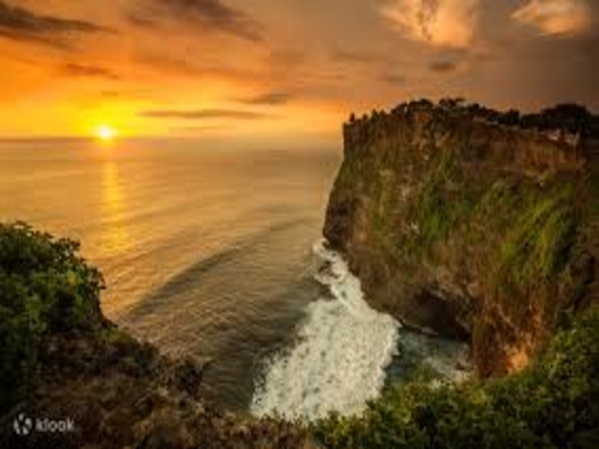 Uluwatu Temple Bali Guide: Sunset Views, Cliff Temples & Monkey Tips