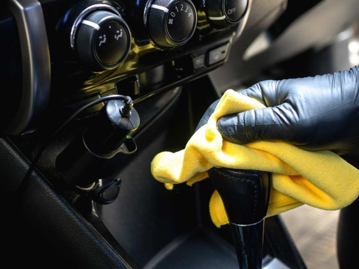 5 Clear Signs of Car Mold & How to Clean It Safely with Car Service at Home in Dubai